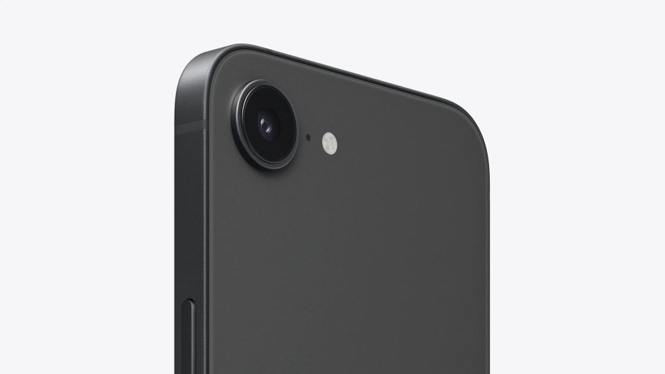 Apple iPhone 16e 3