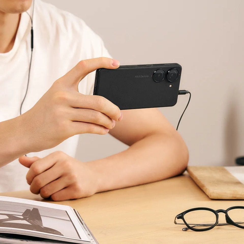 Asus Zenfone 10 6