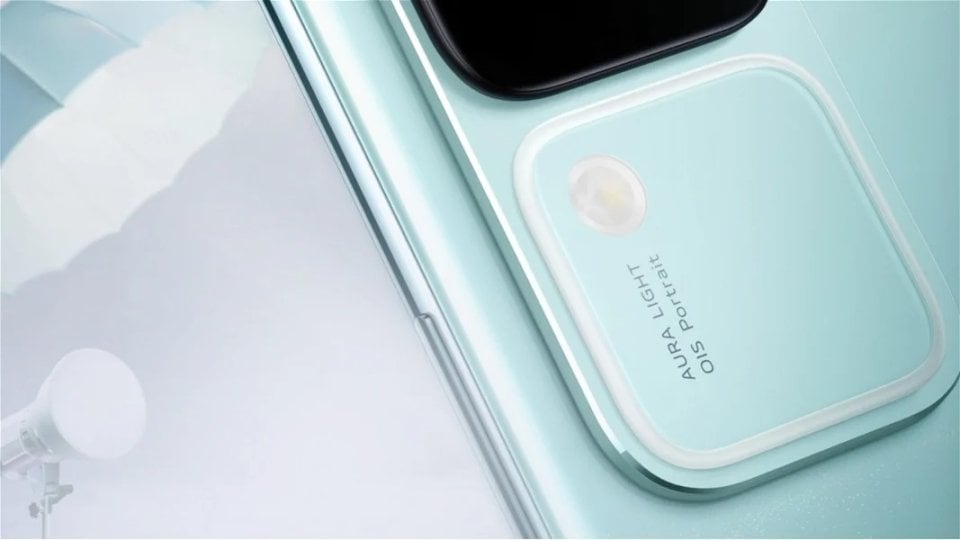 Vivo V30 4