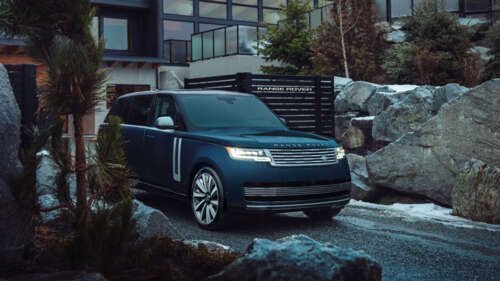 A sleek and luxurious Range Rover SV automobile featuring a premium metallic finish... 8K ps4 wallpaper