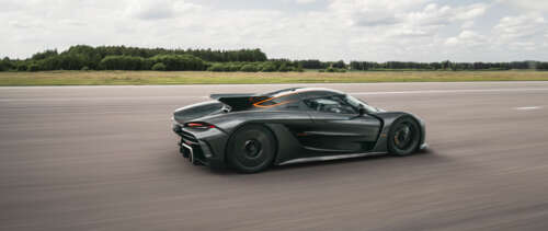 A high-performance Koenigsegg Jesko Absolut hypercar with sleek aerodynamic bodywork. UWUHD free wallpaper