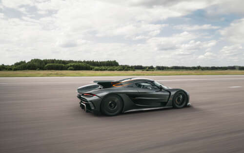 A high-performance Koenigsegg Jesko Absolut hypercar with sleek aerodynamic bodywork. 7680x4800 free background images