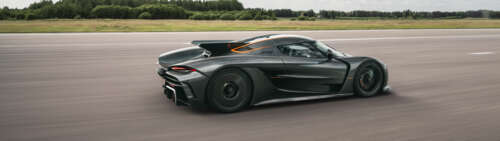 A high-performance Koenigsegg Jesko Absolut hypercar with sleek aerodynamic bodywork. Dual UHD ps4 wallpaper
