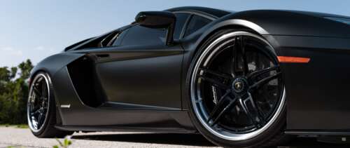 A high-resolution shot of a luxury Lamborghini supercar with a sleek, aerodynamic... UWUHD computer backgrounds