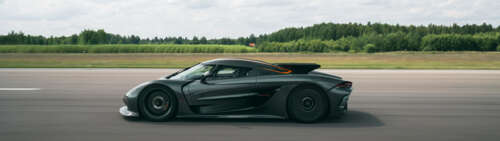 A sleek and aerodynamic Koenigsegg Jesko Absolut hypercar presented in a high-detail... Dual UHD wallpaper for pc download