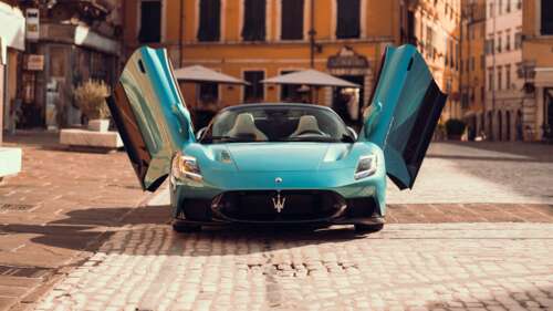 A vertical, high-resolution close-up of the futuristic 2025 Maserati MCPURA Cielo... wallpaper download