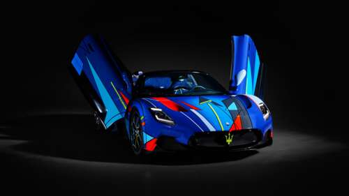 A high-resolution, cinematic shot of a Maserati MC20 Cielo supercar against a dark,... wallpaper
