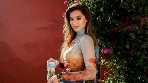 A beautiful high-resolution portrait of actress Hailee Steinfeld posing elegantly... high definition wallpaper