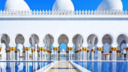 The magnificent white marble domes and minarets of the Sheikh Zayed Grand Mosque... wallpaper