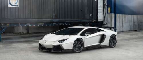 A high-performance white Lamborghini Aventador supercar with a polished finish. UWUHD computer backgrounds