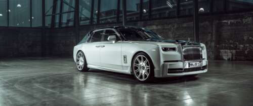 A stunning view of a Rolls-Royce Phantom luxury sedan, highlighting its iconic grille... UWUHD computer backgrounds