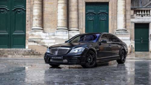 A high-gloss black Mercedes-Benz S-Class luxury sedan featuring a sleek and premium... 8K free desktop wallpaper