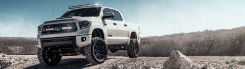 A high-resolution view of a white Toyota Tundra vehicle. Dual UHD ps4 wallpaper
