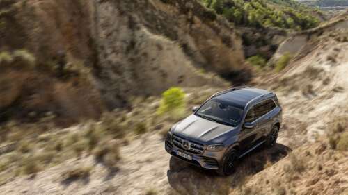 A high-quality view of a silver Mercedes-Benz GL-Class luxury SUV. 8K free hd wallpapers