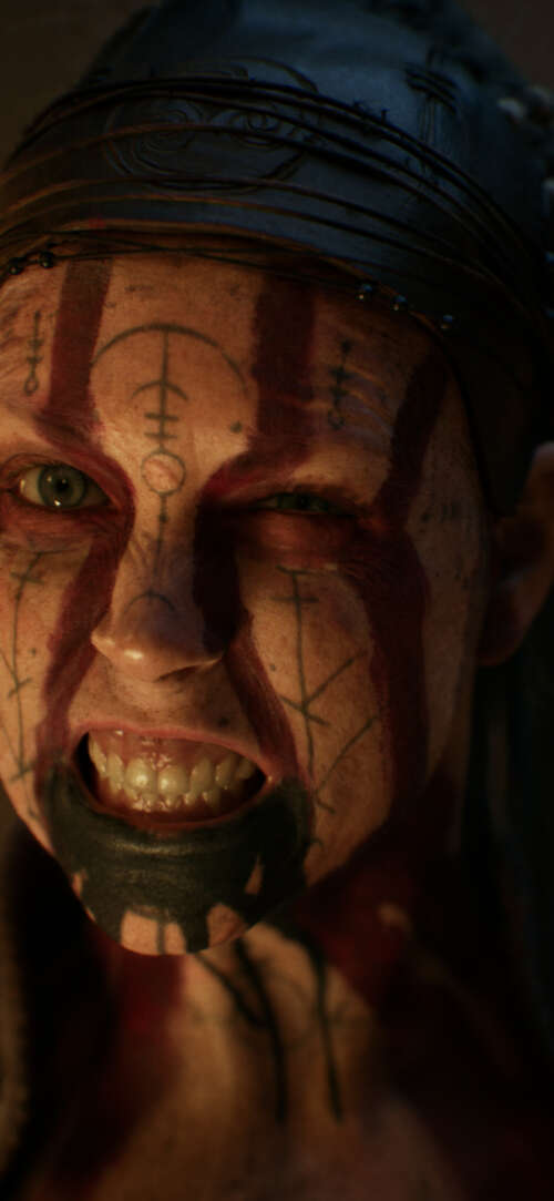 Un primo piano dettagliato di Senua, tratta dal videogioco Senua's Saga: Hellblade...