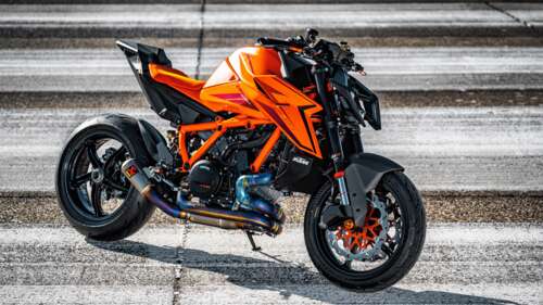 A high-detail view of the 2024 KTM 1390 Super Duke R naked motorcycle featuring aggressive... wallpaper