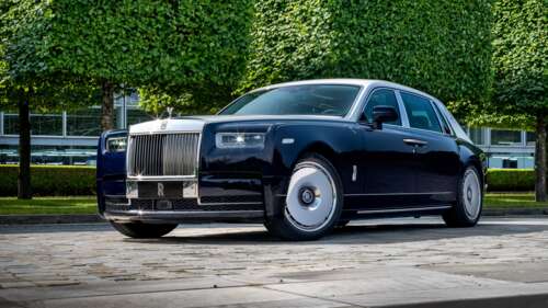 A detailed 5K perspective of the 2025 Rolls-Royce Phantom Extended luxury car. wallpaper