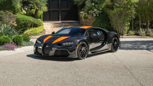 A high-detail, 5K rendering of the Bugatti Chiron Super Sport 300+ luxury hypercar. wallpaper