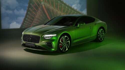 A high-resolution, detailed shot of a luxury green Bentley Continental GT Speed grand... wallpaper download