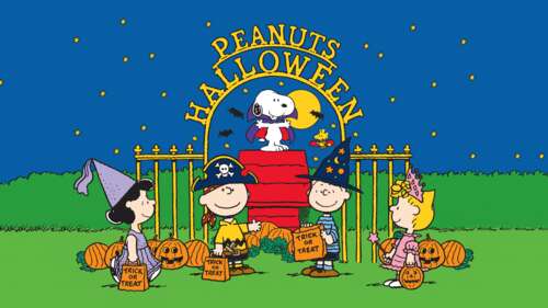 Snoopy and the Peanuts gang celebrating Halloween with pumpkins and trick-or-treat... wallpaper