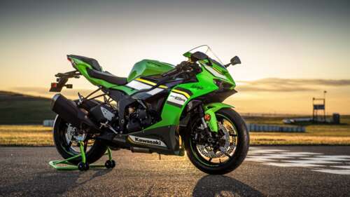 A detailed, high-definition view of the 2025 Kawasaki Ninja ZX-6R sport motorcycle. free wallpaper