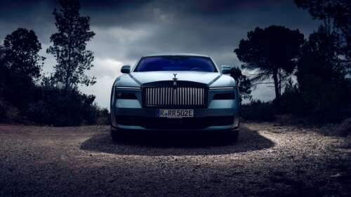 A high-resolution, dark aesthetic view of the Rolls-Royce Black Badge Spectre luxury... wallpaper