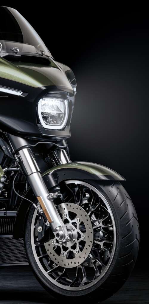 A high-detail view of a 2026 Harley-Davidson Street Glide cruiser motorcycle set... Huawei Mate 30 Pro lock screen wallpaper