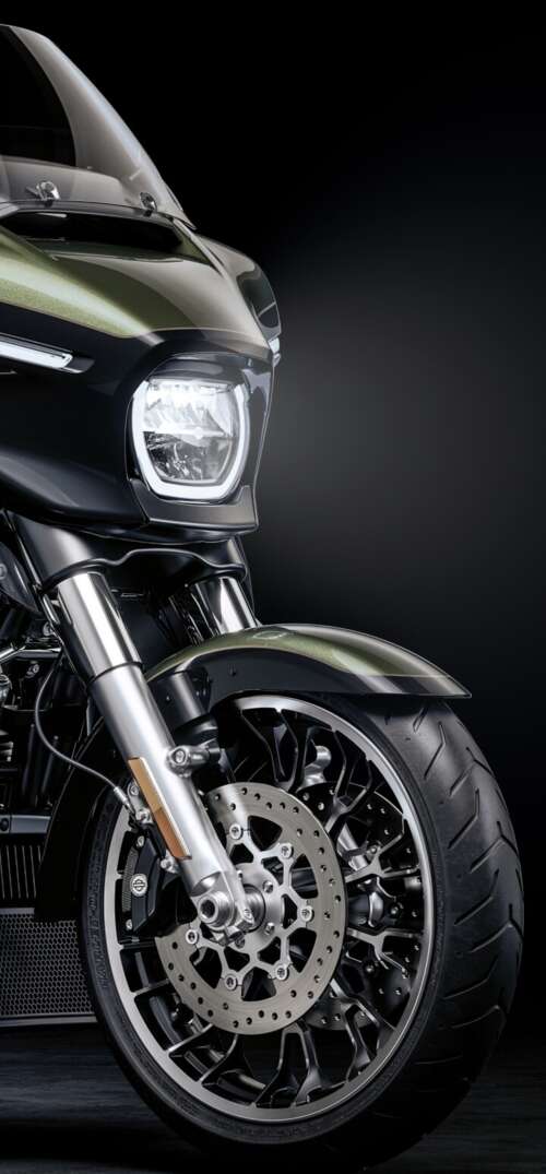 A high-detail view of a 2026 Harley-Davidson Street Glide cruiser motorcycle set... UmiDigi Umidigi X lock screen wallpaper