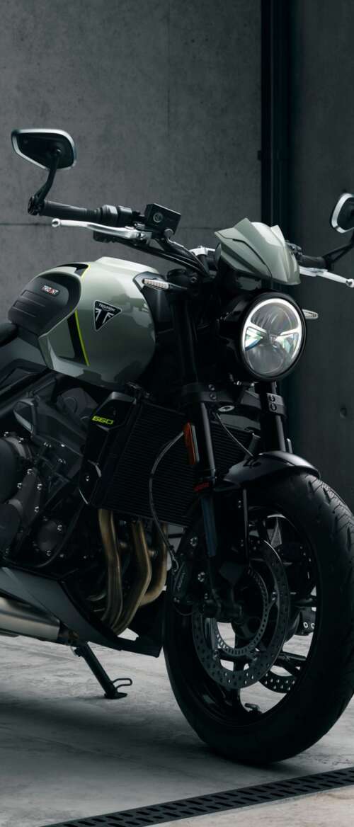 A muscular black Triumph Trident 660 street motorcycle with a sleek, modern design. nubia Flip 3
