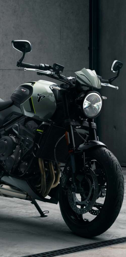 A muscular black Triumph Trident 660 street motorcycle with a sleek, modern design. Huawei Mate 30 Pro hd background
