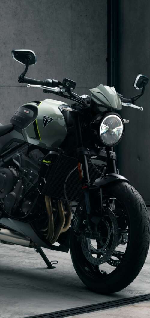 A muscular black Triumph Trident 660 street motorcycle with a sleek, modern design. Oppo A6k 4G free background images