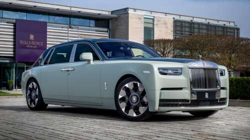 A high-resolution, cinematic view of a Rolls-Royce Phantom Extended, highlighting... wallpaper
