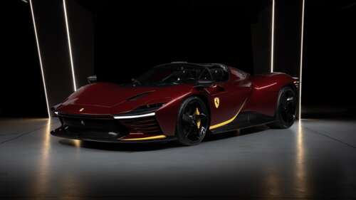 A high-resolution close-up of a maroon Ferrari Daytona SP3 sports car against a dark,... wallpaper