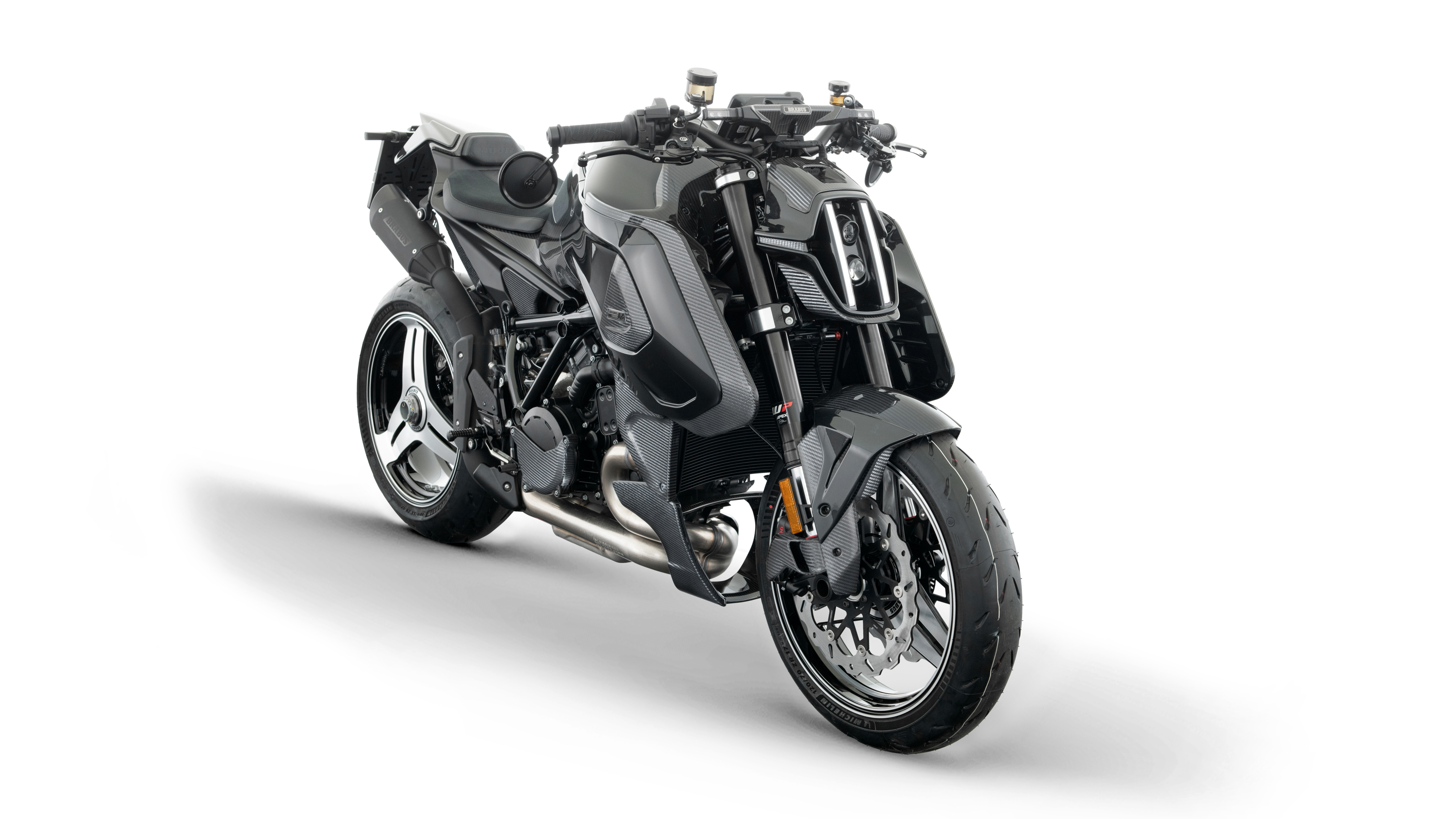 Una lussuosa motocicletta naked Brabus 1400 R Signature Edition del 2026, un modello sperimentale basato sulla KTM 1390 Super Duke R, presentata su uno sfondo bianco.