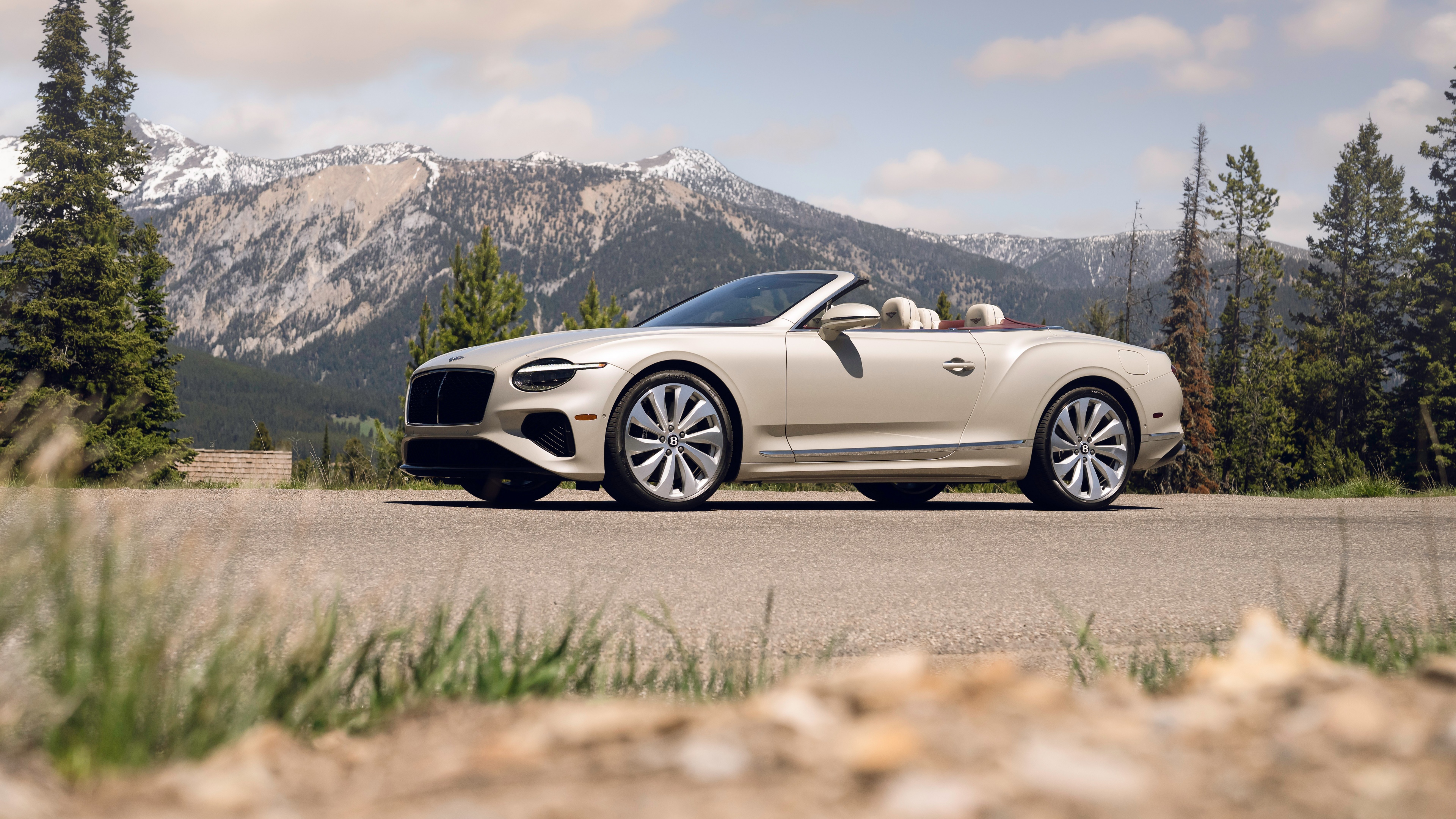 A highly detailed, cinematic view of a luxury 2025 Bentley Continental GT Convertible.