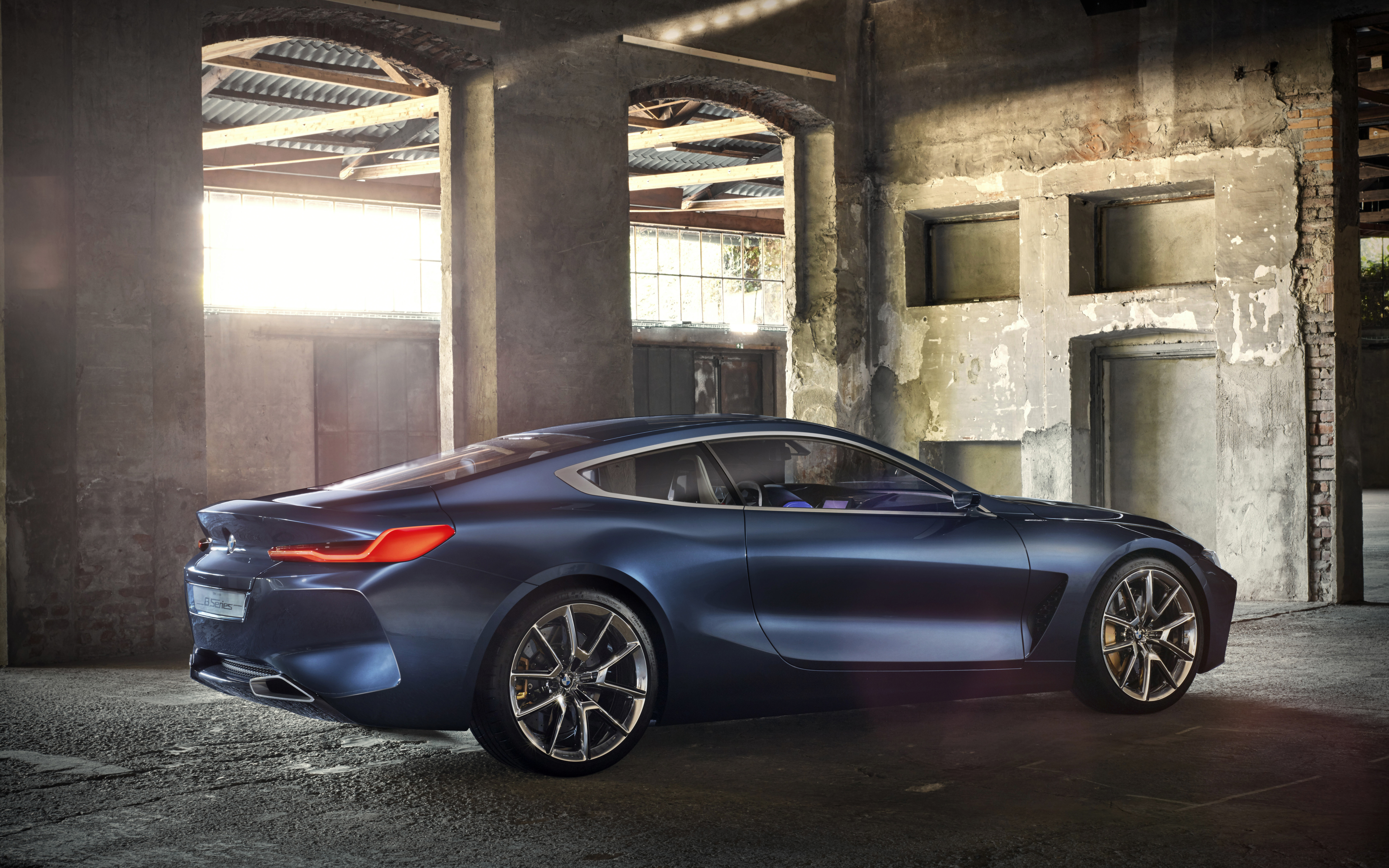 Un’elegante e futuristica concept car BMW Serie 8, un’auto di lusso caratterizzata da linee aerodinamiche e un design automobilistico moderno.