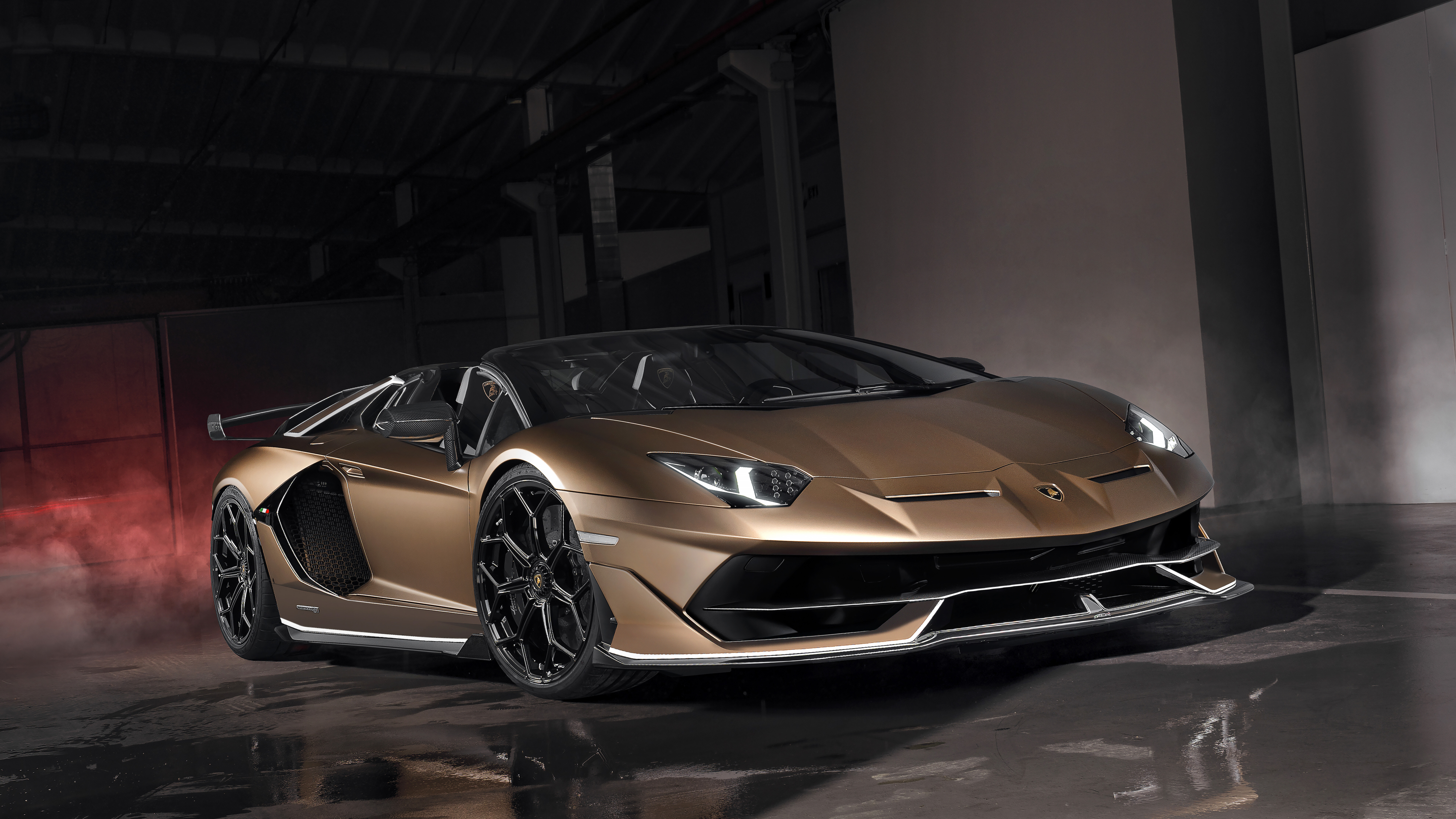 Una lussuosa supercar Lamborghini Aventador SVJ di colore marrone, con una finitura lucida.