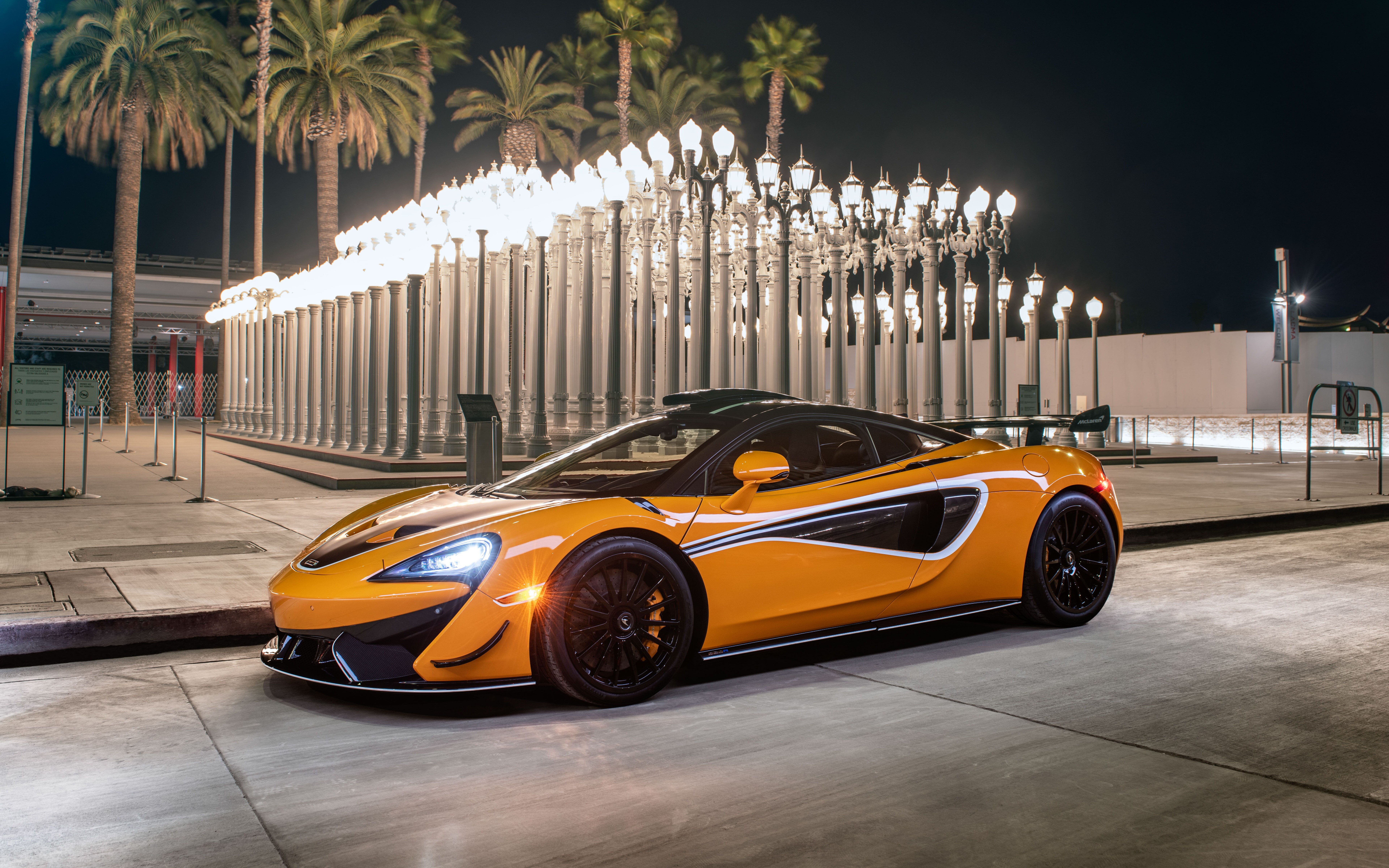 Una McLaren 620R, supercar dal design elegante e dall’intenso colore arancione, che mette in risalto le sue linee aerodinamiche e l’ingegneria all’avanguardia che la caratterizza.