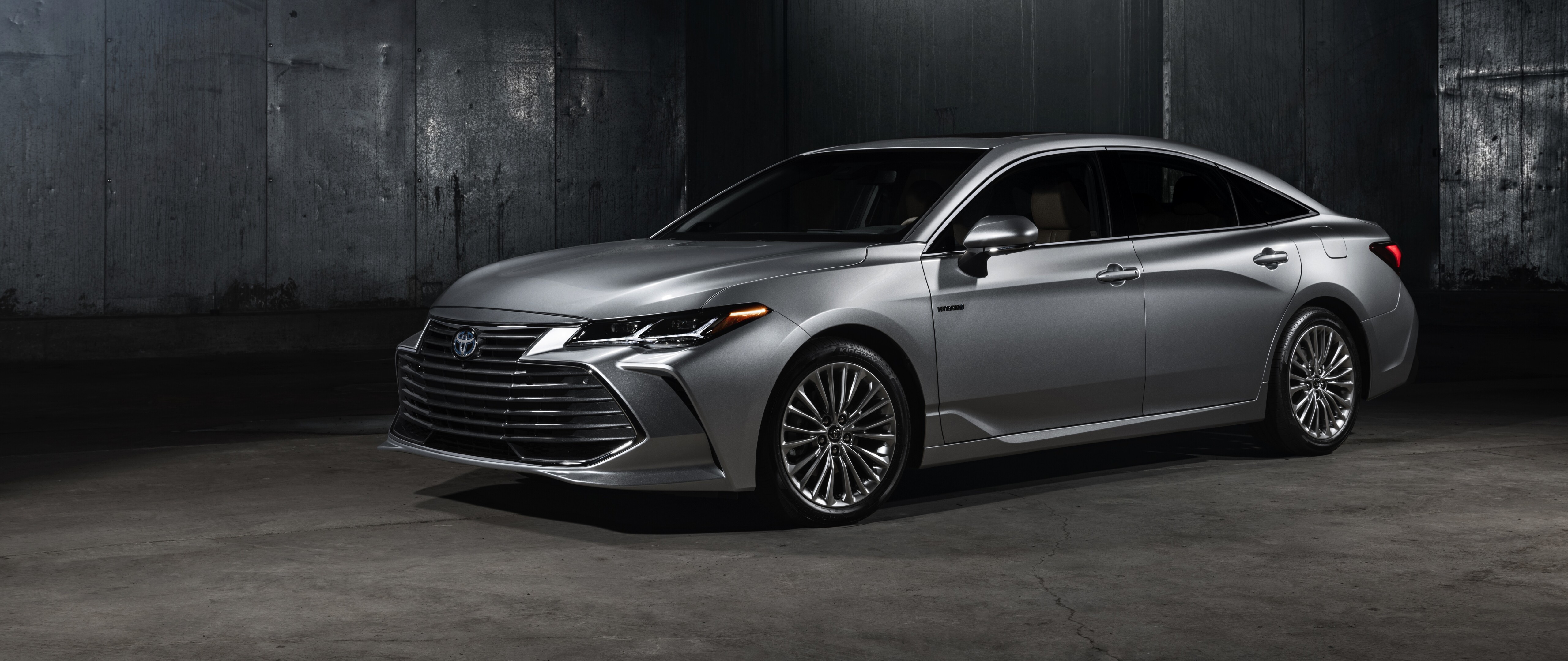 Un primo piano di una berlina Toyota Avalon argentata con finitura metallizzata.