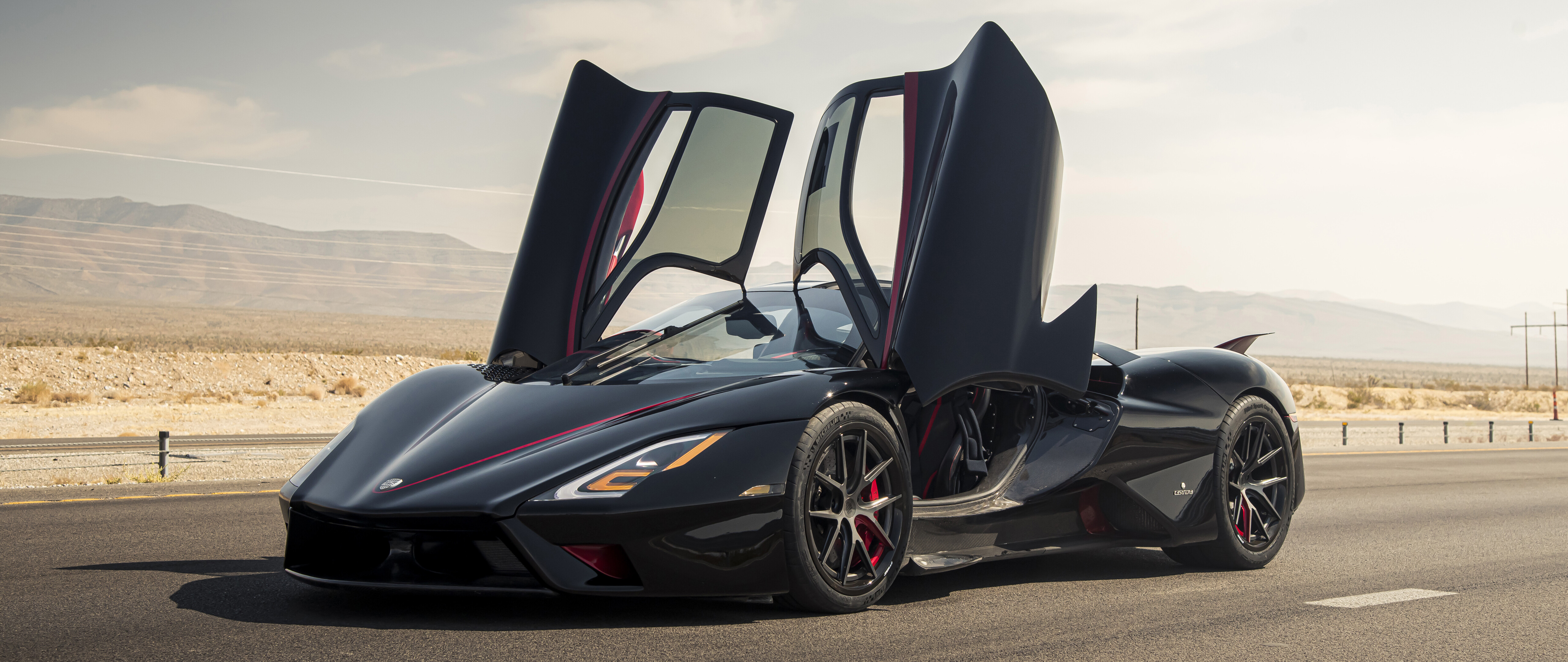 Un’elegante hypercar SSC Tuatara nera, caratterizzata da una carrozzeria aerodinamica lucida.