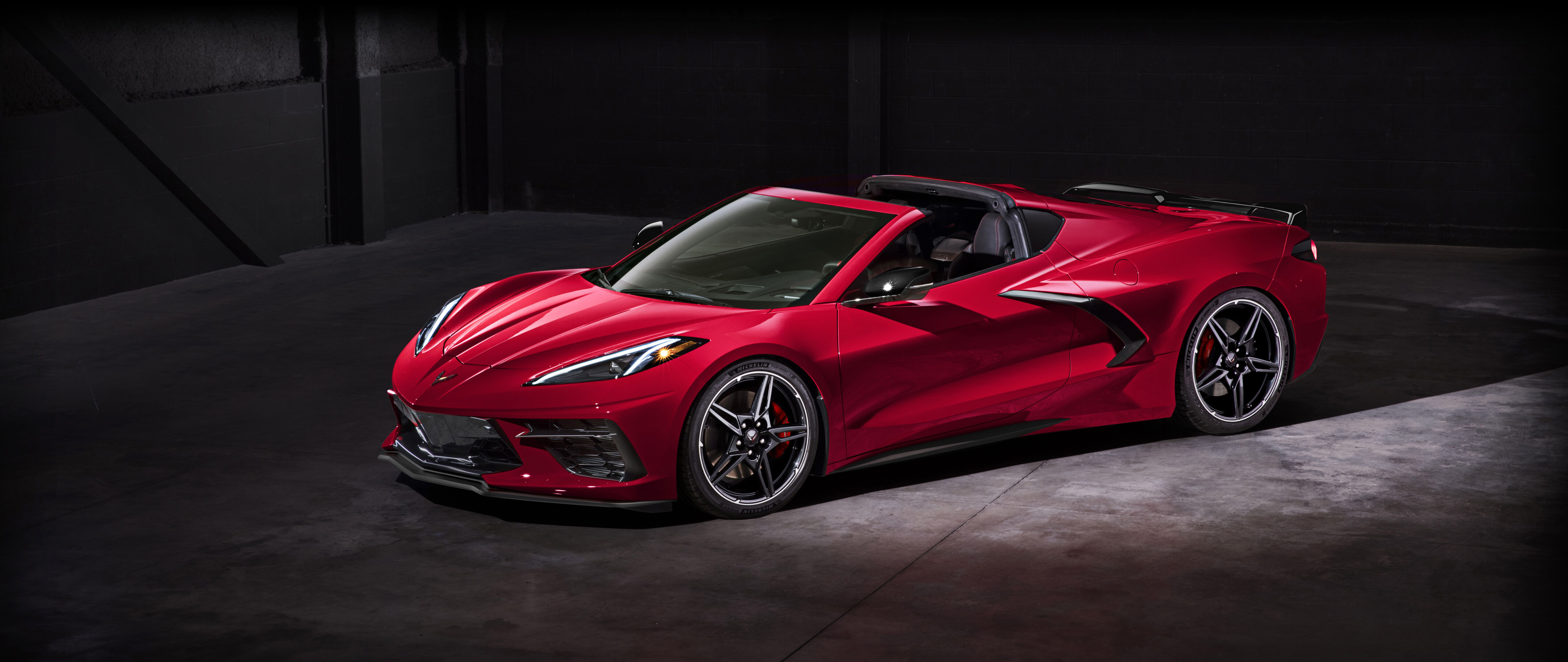 Una Chevrolet Corvette C18, un’auto sportiva ad alte prestazioni, che mette in risalto il suo design aerodinamico.