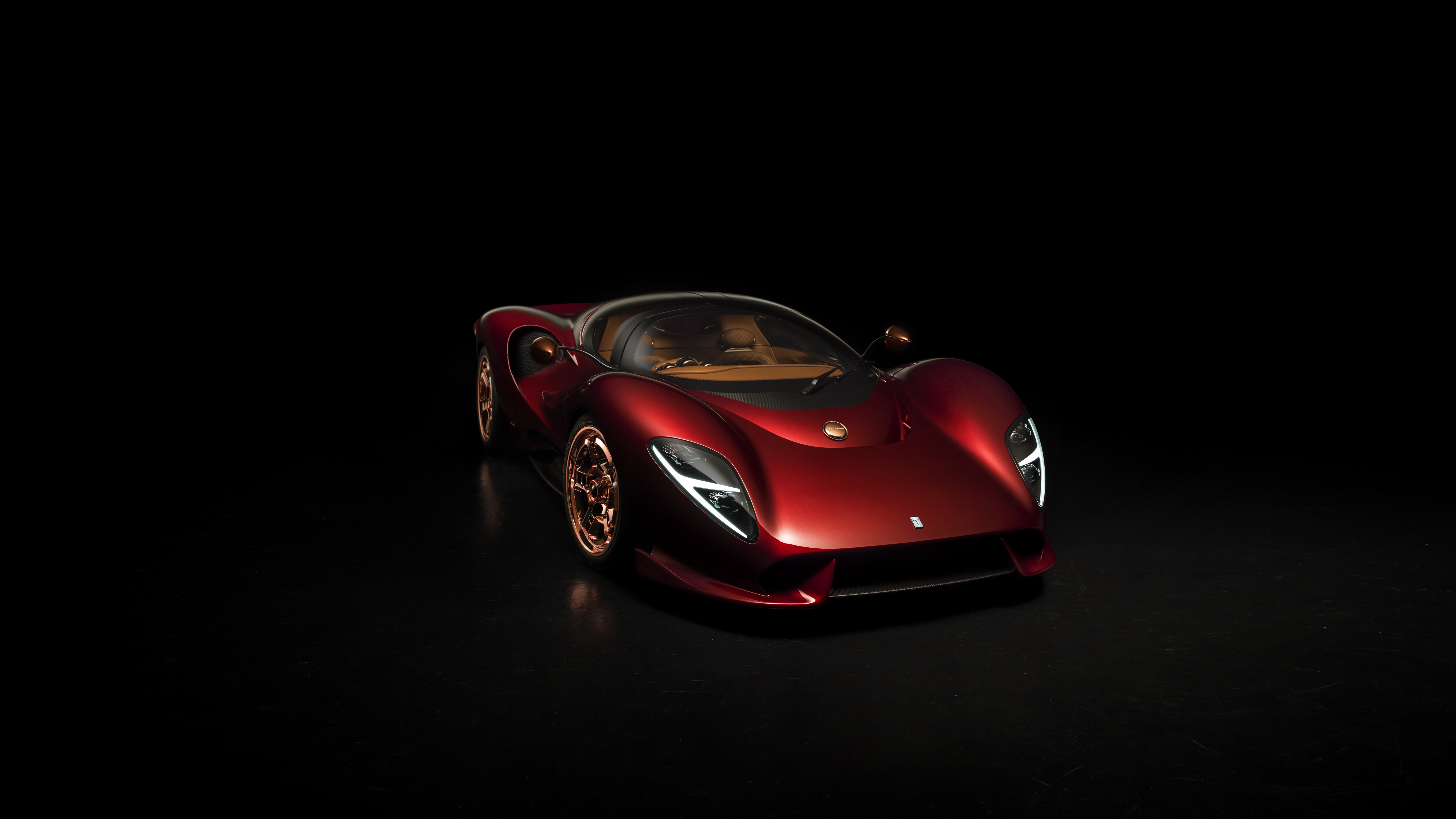 Una sofisticata supercar De Tomaso P72, caratterizzata da superfici metalliche lucide e linee aerodinamiche eleganti.