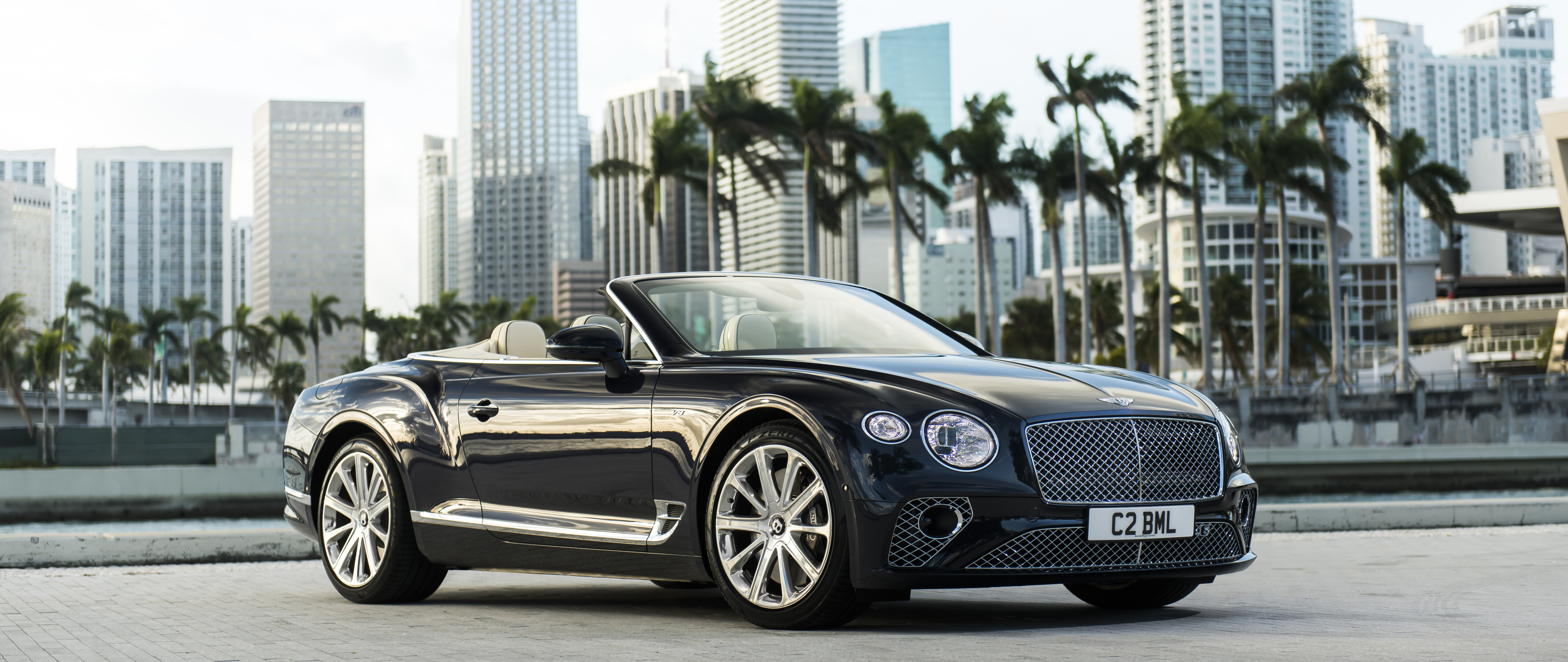 Una Bentley Continental GT Cabriolet nera di lusso, caratterizzata da una finitura esterna lucida e da un design elegante da vettura scoperta.
