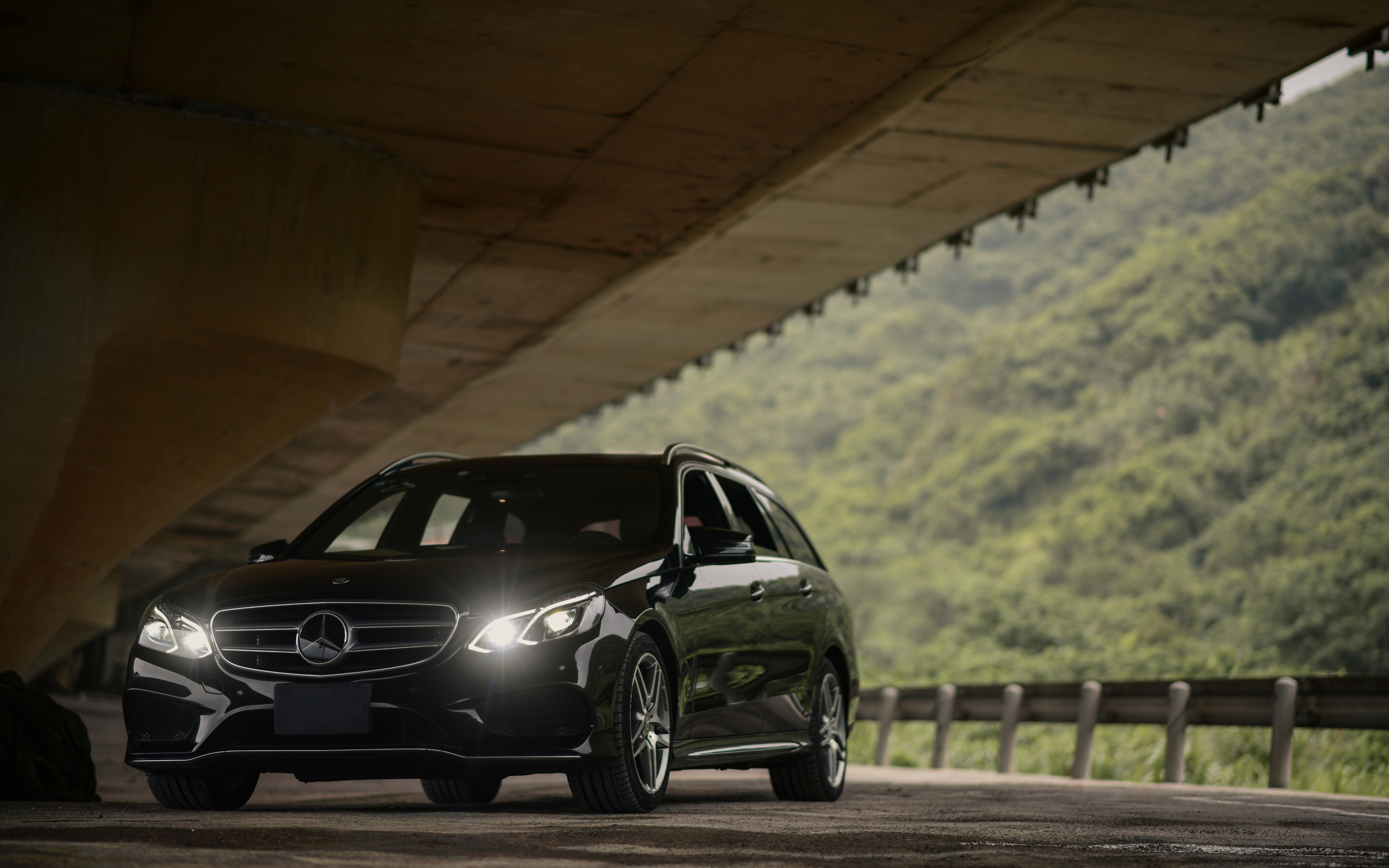 Un’elegante berlina di lusso Mercedes-Benz Classe E, di colore nero lucido.
