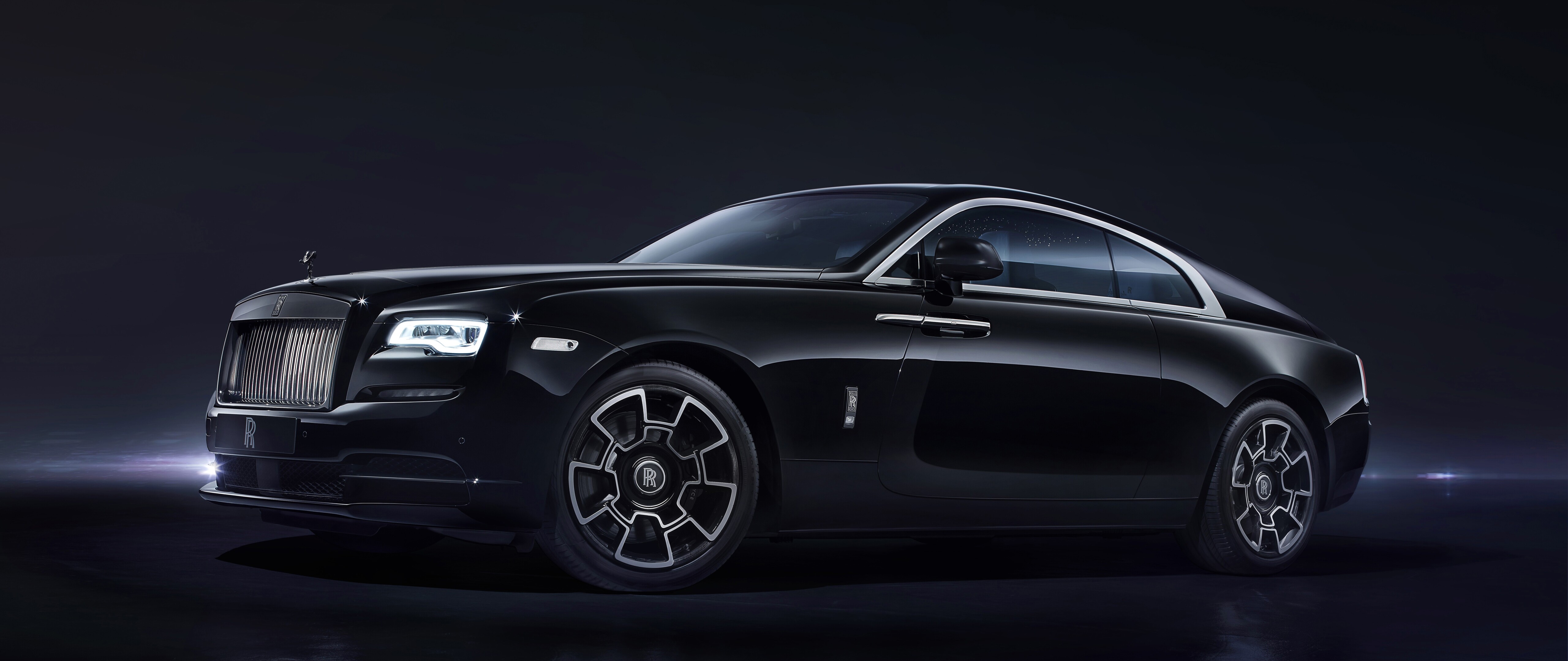 Un’elegante Rolls-Royce Wraith nera.