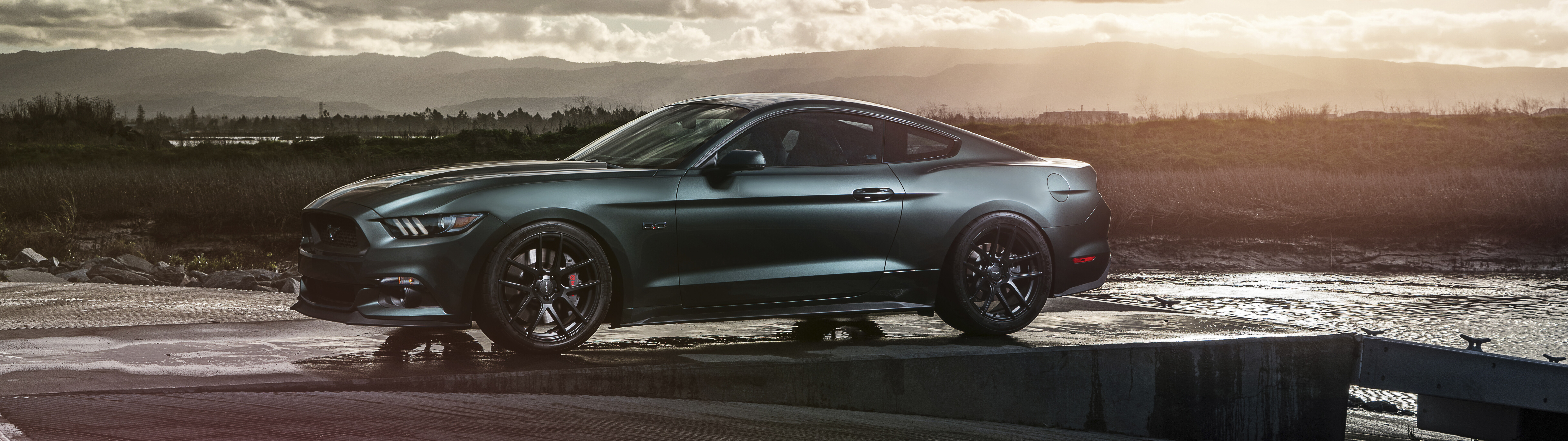 Una Ford Mustang GT, un’auto sportiva ad alte prestazioni, caratterizzata da un design automobilistico classico.