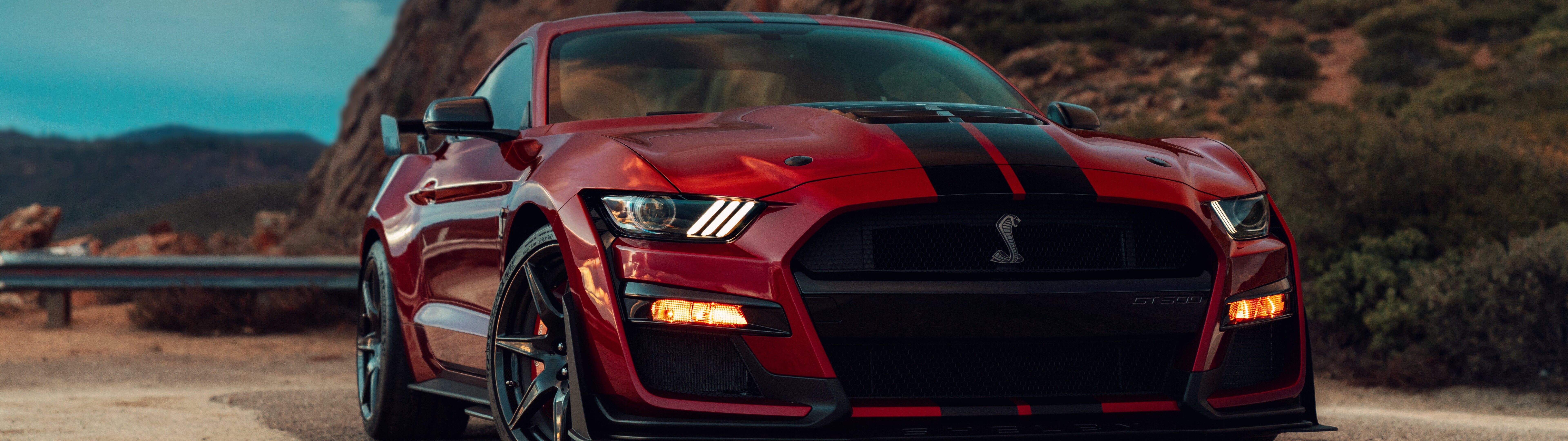 Una Ford Mustang Shelby GT500, potente auto sportiva, che mette in risalto il suo design aggressivo e le caratteristiche aerodinamiche.
