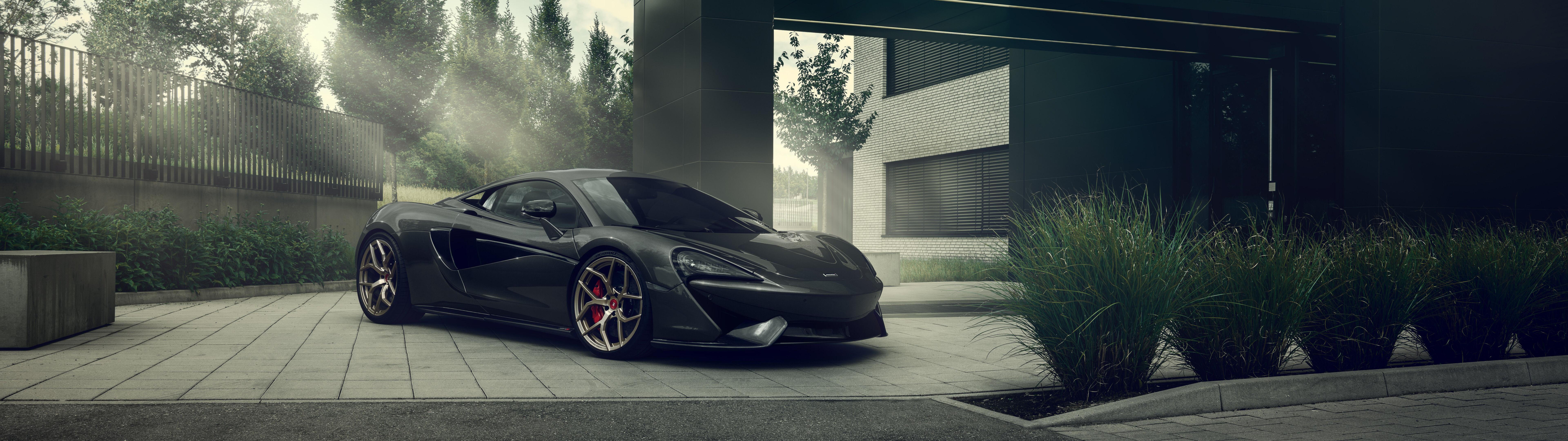Un’elegante supercar McLaren 570S di colore nero, con una finitura lucida e un design aerodinamico.