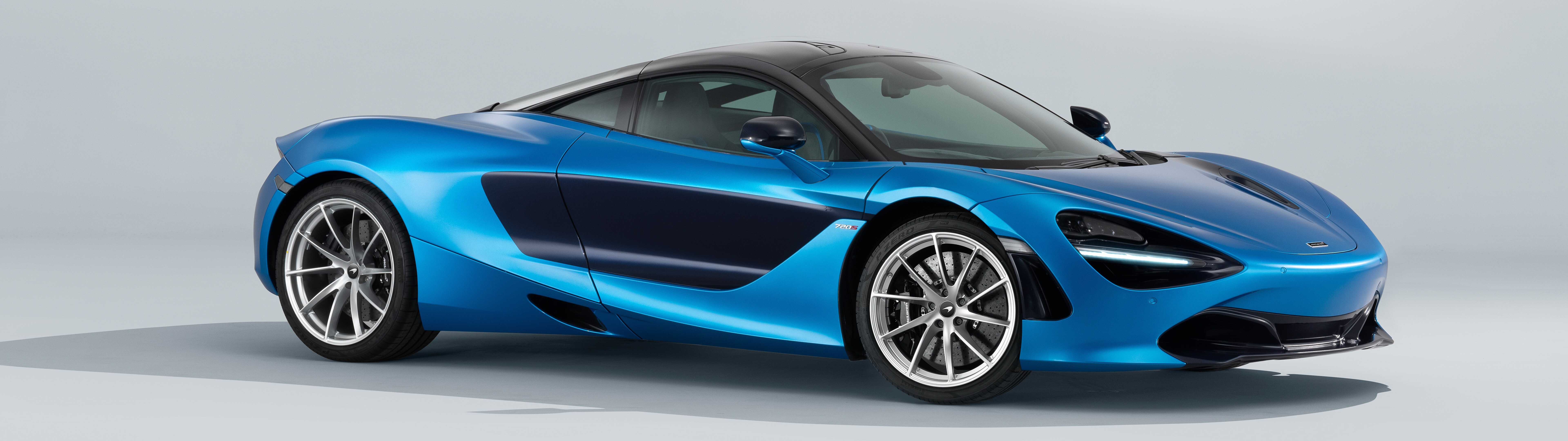 Una McLaren 720S, una supercar elegante e potente, che mette in risalto la sua carrozzeria aerodinamica e il design moderno.