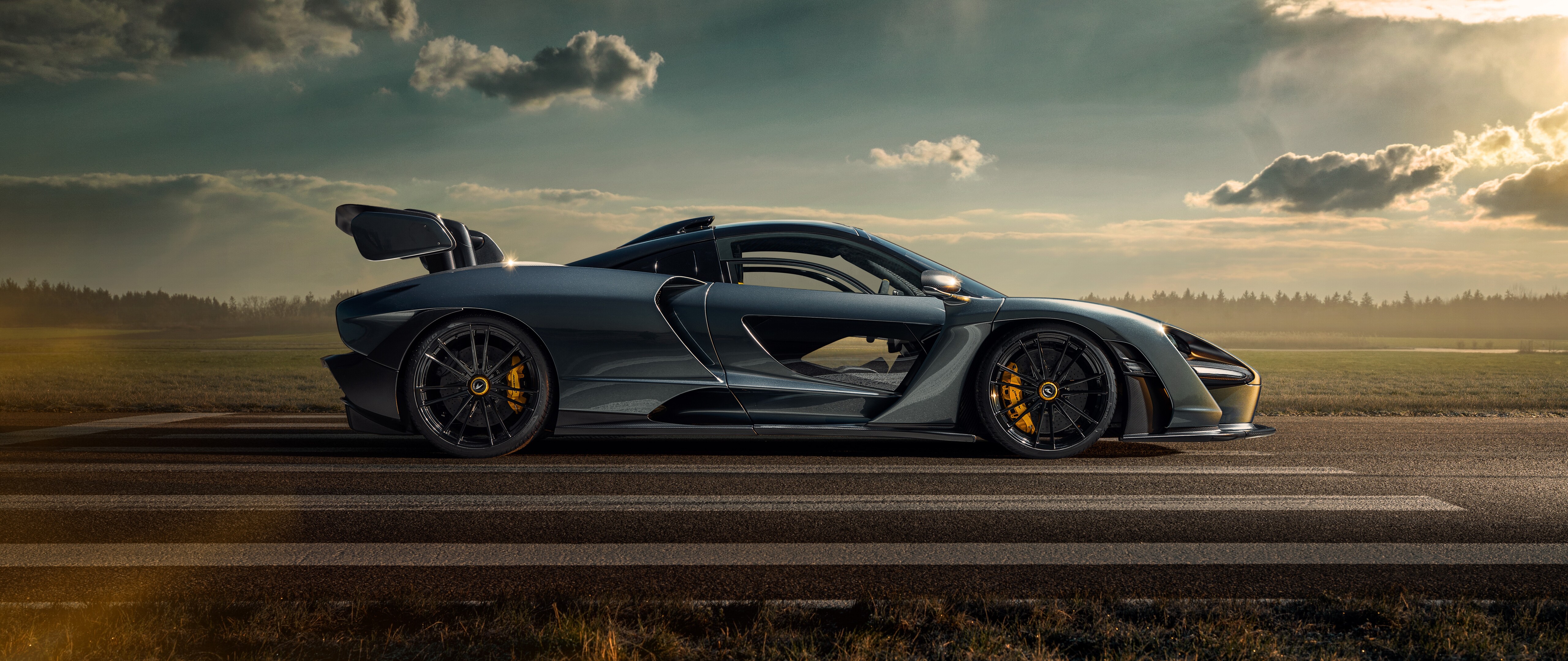 Una vista dettagliata della supercar McLaren Senna, che ne mette in risalto la carrozzeria aerodinamica e le linee di design aggressive.